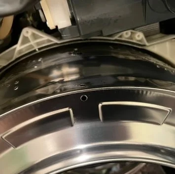 洗浄後に水滴を拭き取った洗濯槽の内側